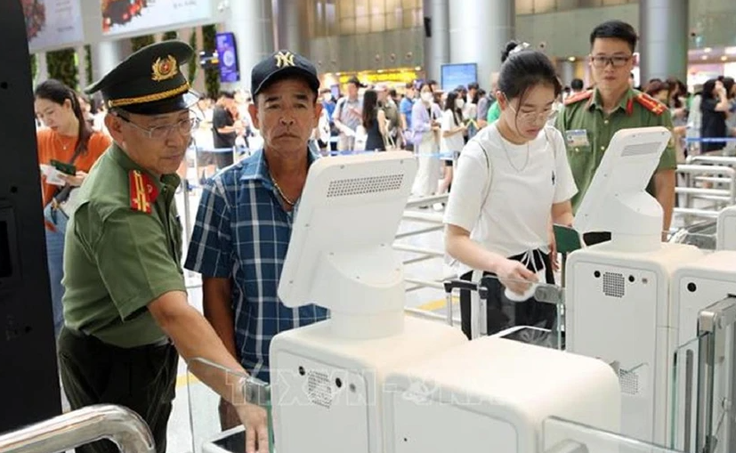 Đề xuất bỏ đóng dấu kiểm chứng xuất nhập cảnh đối với công dân Việt Nam  